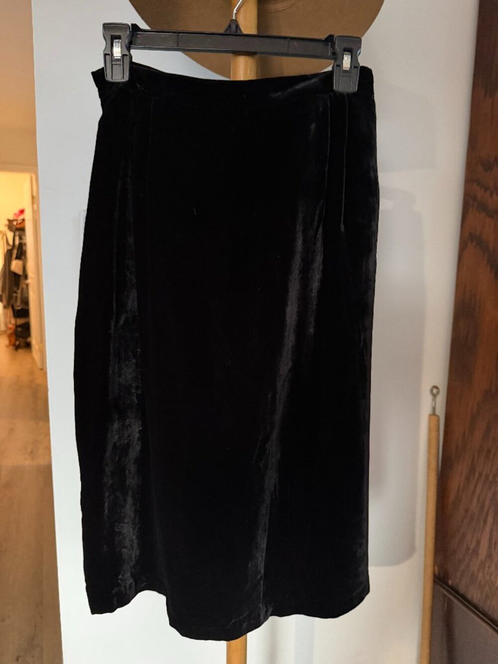 Laura Urbinati black velvet midi skirt made in Italy